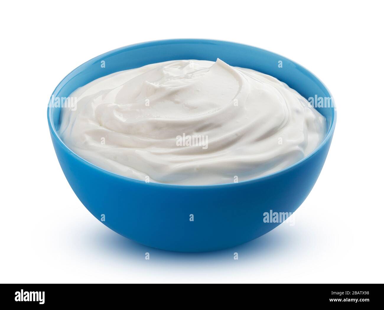 Frischer, auf weißem Hintergrund isolierter Joghurt aus griechenland Stockfoto