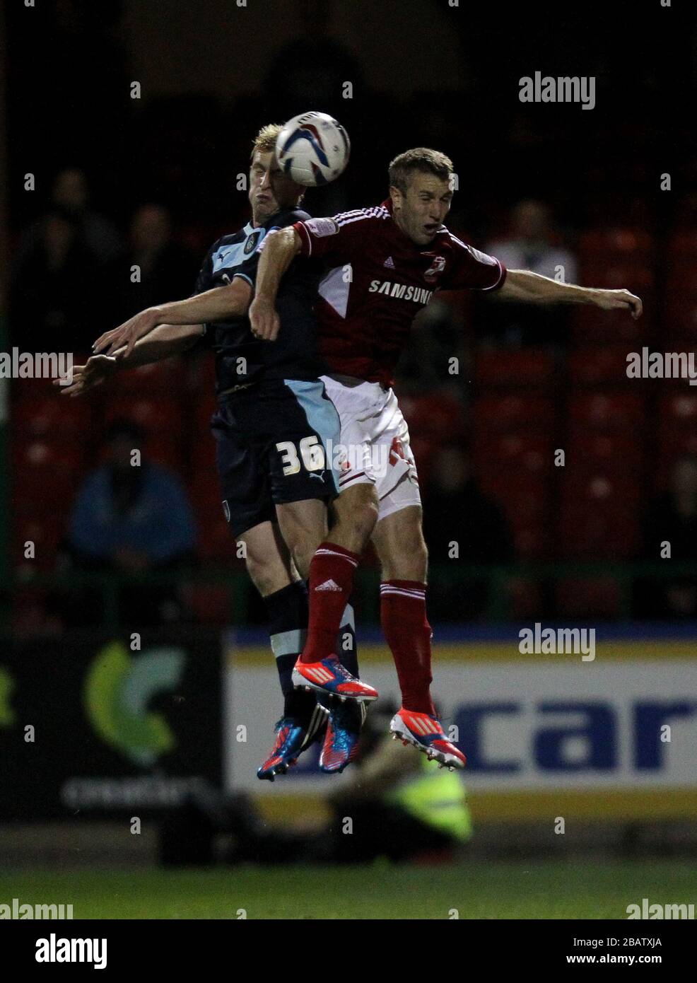 Andy Williams von Swindon Town und Ben Mee von Burnley kämpfen um Ballbesitz in der Luft Stockfoto