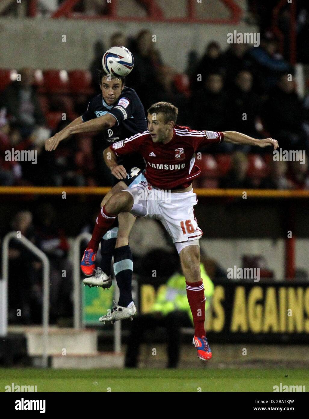 Andy Williams von Swindon Town und Michael Duff von Burnley kämpfen um Ballbesitz in der Luft Stockfoto