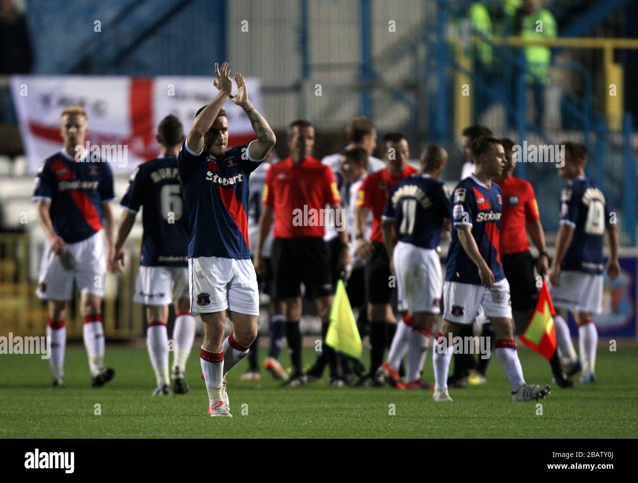 Matty Robson von Carlisle United lobt die Fans am Ende der Partie nach ihrer Niederlage Stockfoto