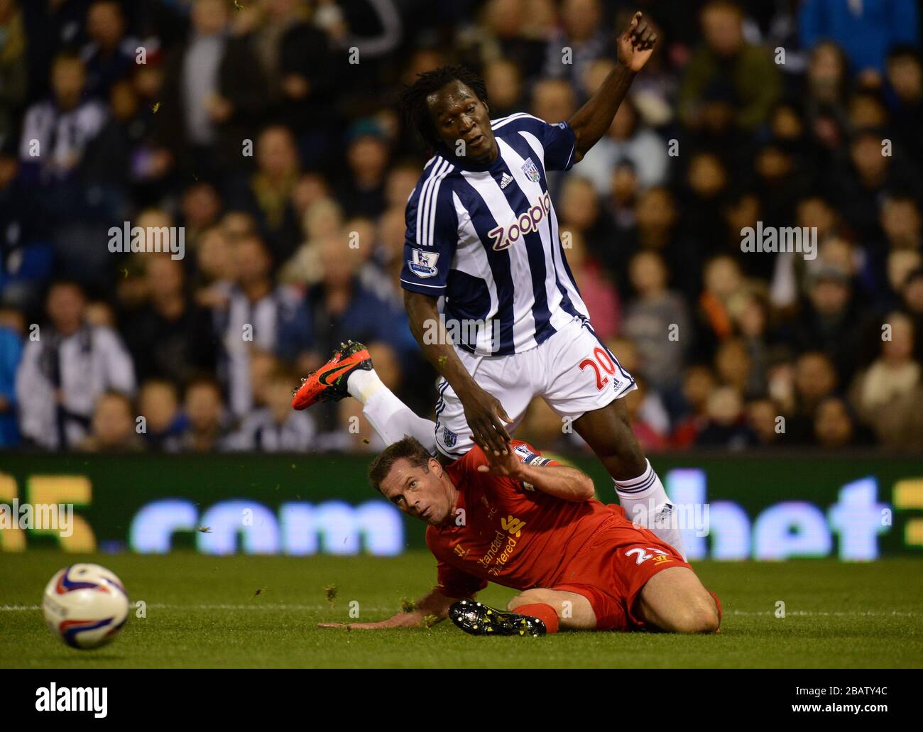 West Bromwich Albions Romelu Lukaku von Liverpools Jamie Carragher in Angriff genommen Stockfoto