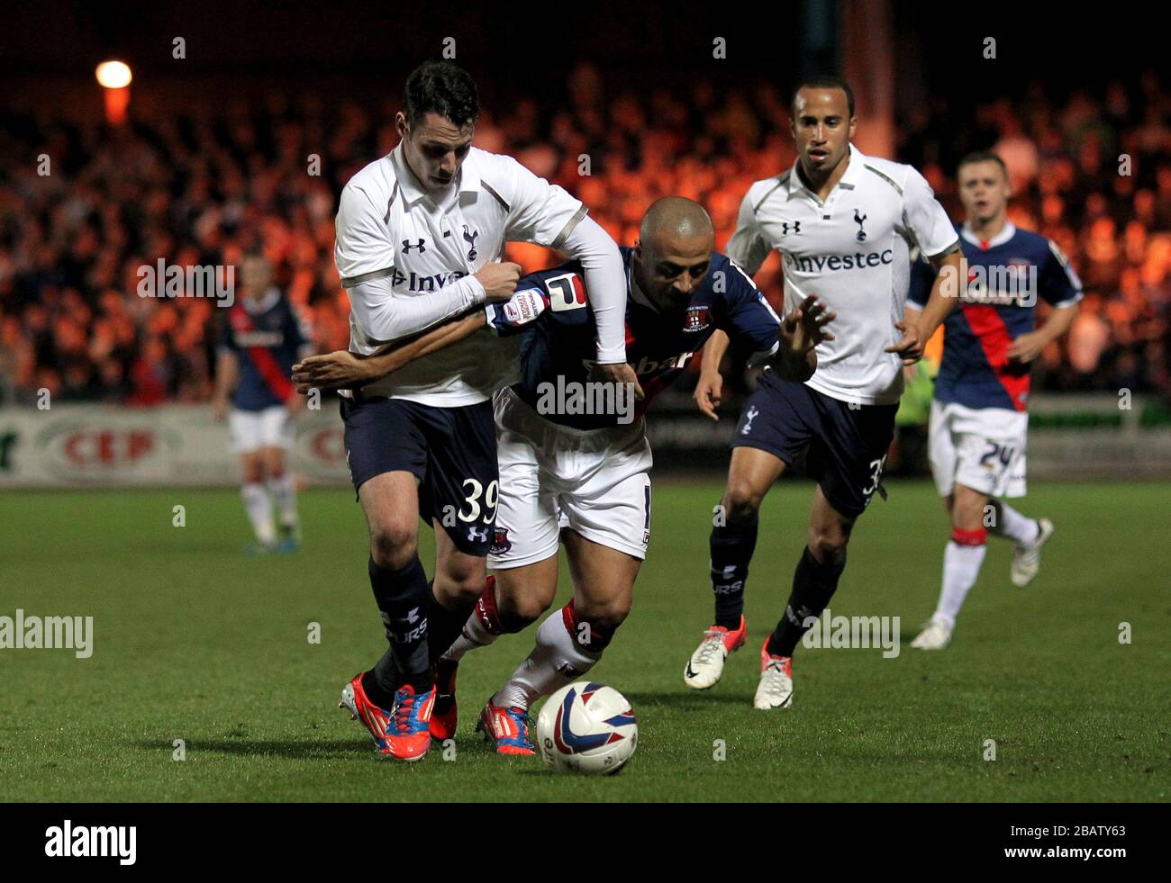 L-R; Ryan Mason von Tottenham Hotspur und Danny Cadamarteri von Carlisle United kämpfen um Ballbesitz Stockfoto