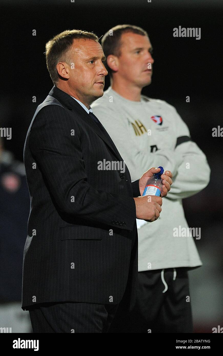 Cheltenham Town Manager Mark Yates auf der Touchline mit Assistent Neil Howarth (rechts) Stockfoto