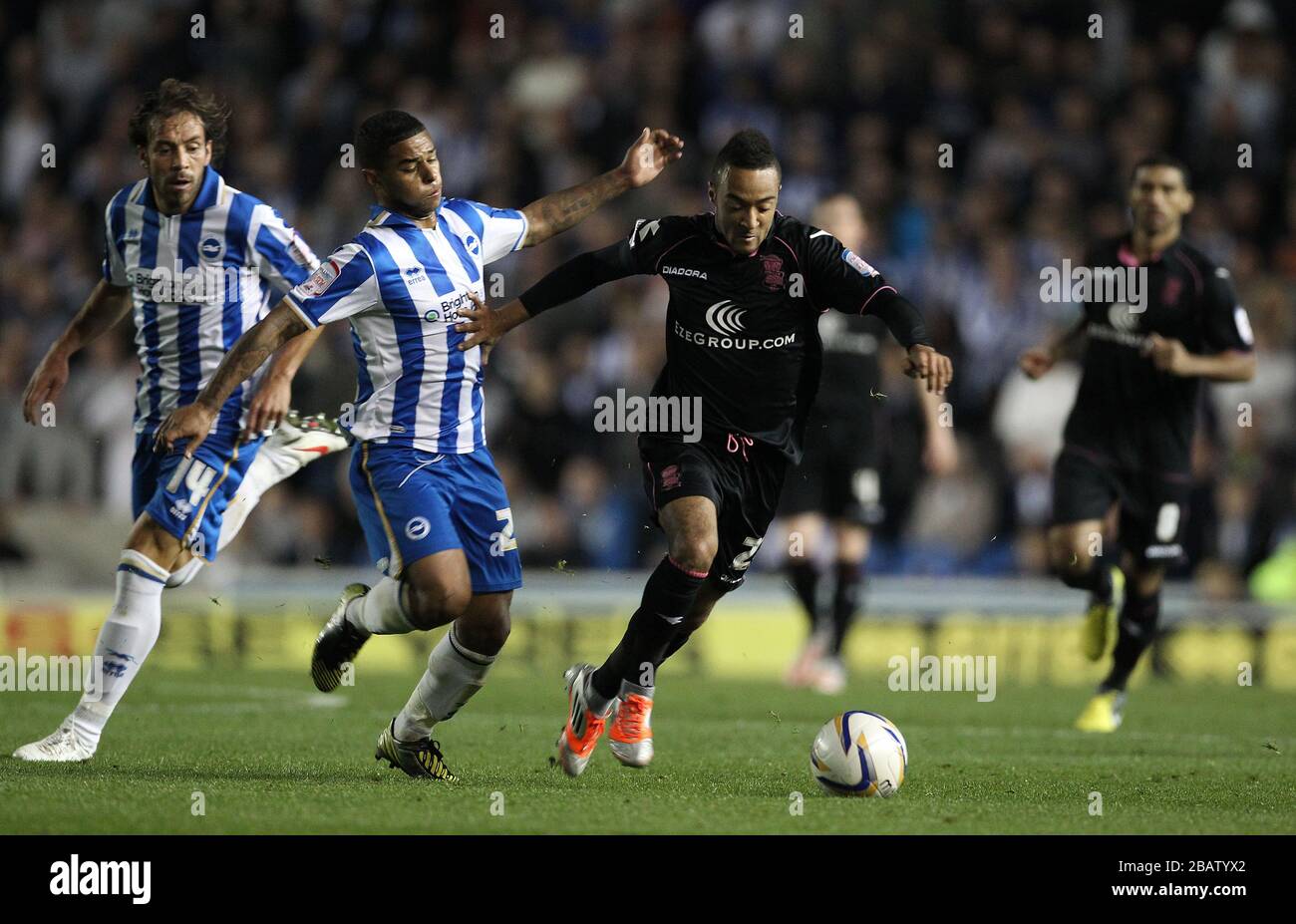 Der Nathan Redmond von Birmingham City wird von Brightons Liam Bridcutt in Angriff genommen Stockfoto