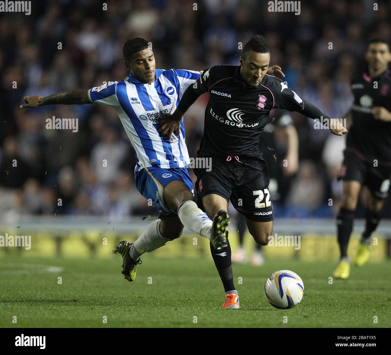 Nathan Redmond (rechts) von Birmingham City wird von Brightons Liam Bridcutt in Angriff genommen Stockfoto