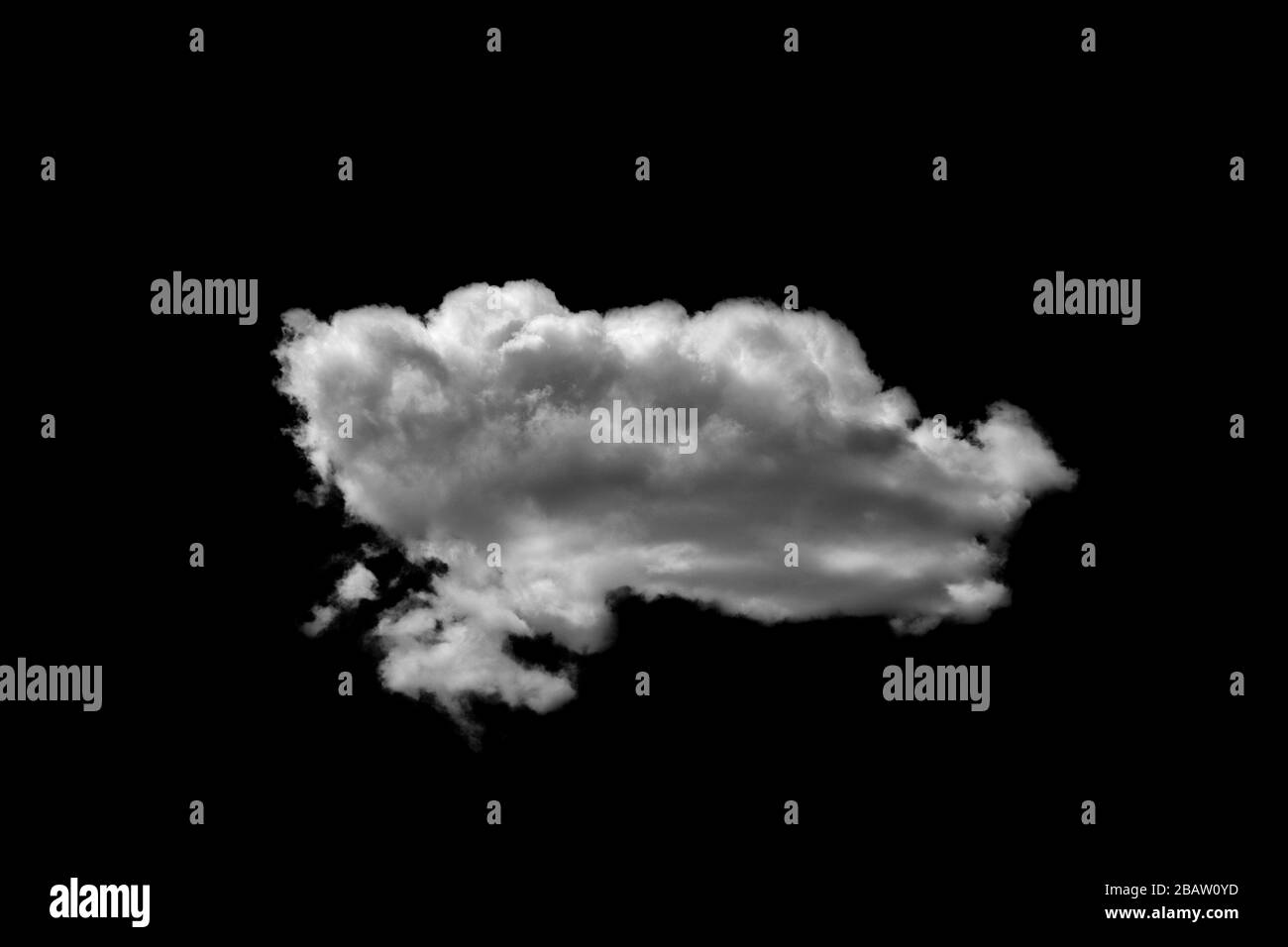 Echte weiße und graue Wolke isoliert auf schwarzem Hintergrund. Weiße, flauschige Wolke auf dunklem Hintergrund. Stockfoto