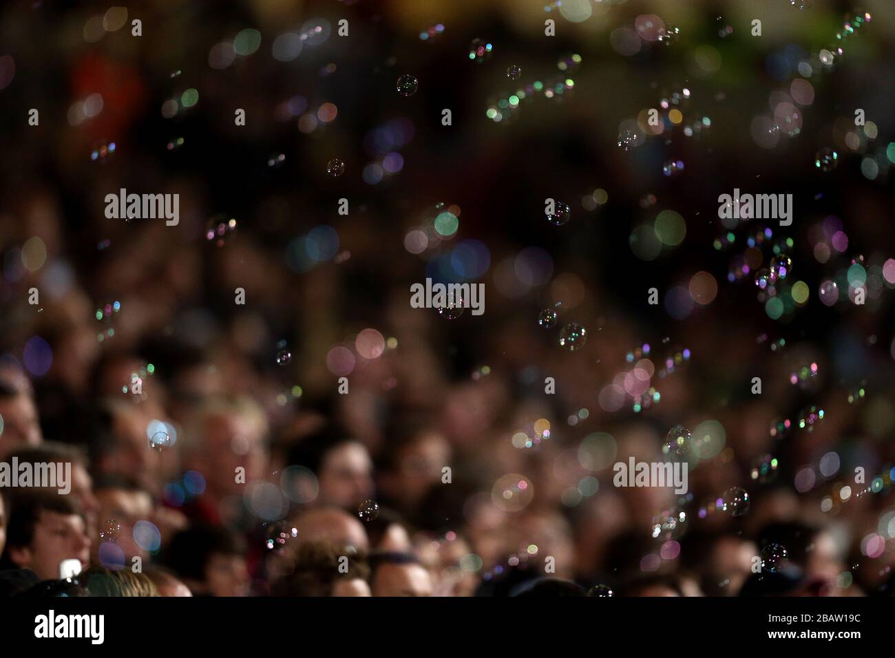 Blasen werden im Upton Park freigesetzt, wenn das Spiel beginnt Stockfoto