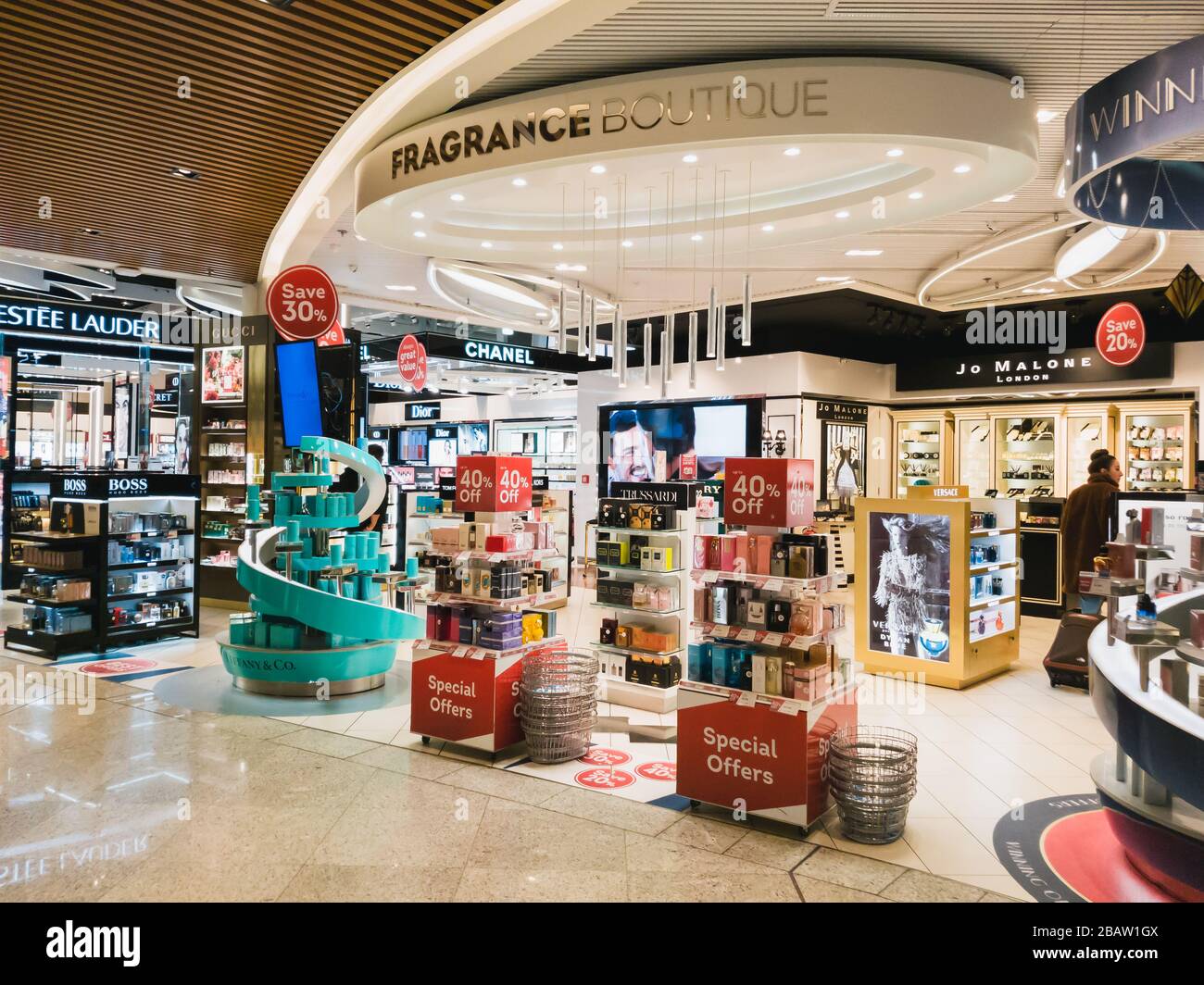 Athen, Griechenland - Februar 11 2020: Hellenic Duty Free Shops Area, Duft-Boutique und Kosmetik im Athener International Airport Eleftherios Stockfoto