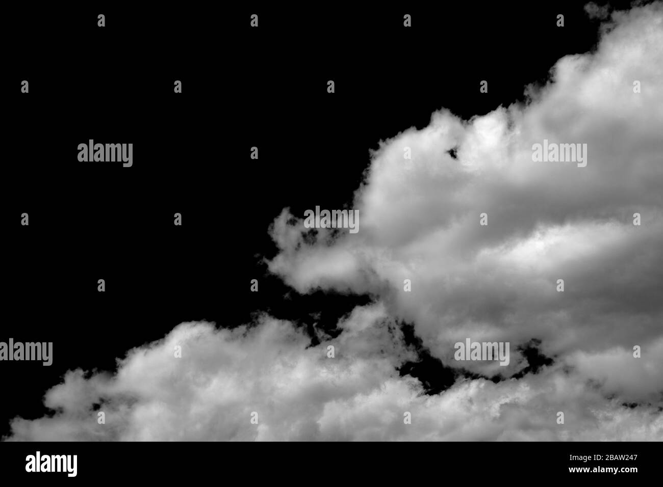 Echte weiße und graue Wolken isoliert auf schwarzem Hintergrund. Weiße, flauschige Wolken auf dunklem Hintergrund. Stockfoto