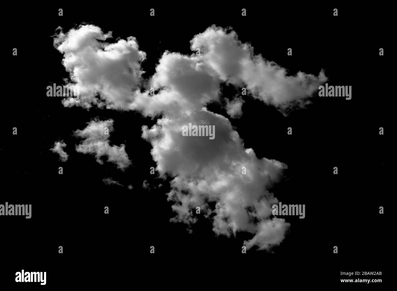 Echte weiße und graue Wolken isoliert auf schwarzem Hintergrund. Weiße, flauschige Wolken auf dunklem Hintergrund. Stockfoto