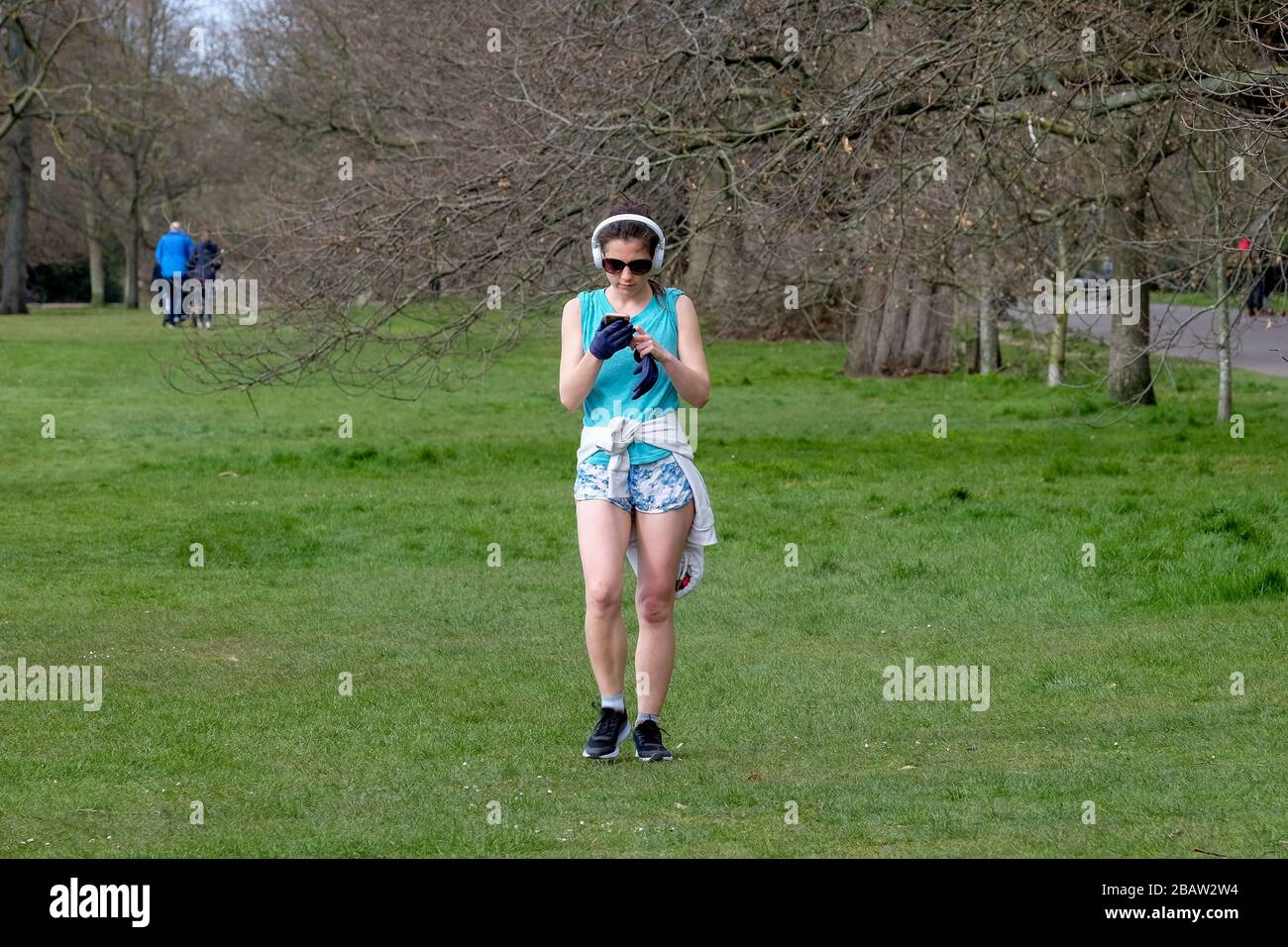 London, Großbritannien, soziale Distanzierung 29. März 2020, London, Großbritannien, Sonntag im Park nach dem Rat der britischen Regierung zur sozialen Distanzierung und Isolation. Kredit: Michelle Sadgrove/Alamy Live News Stockfoto