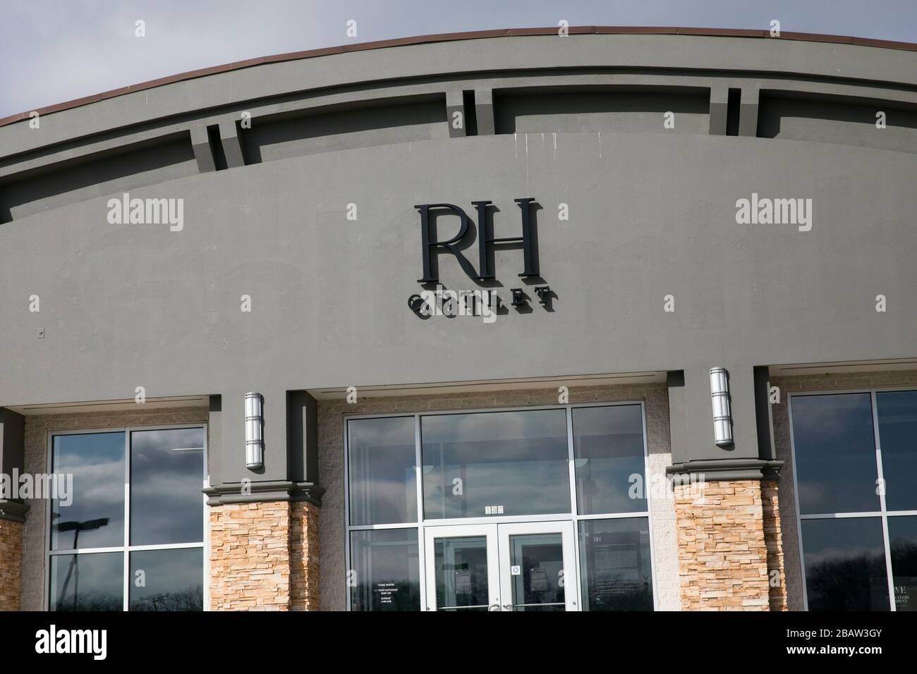 Ein Logo außerhalb eines RH-Verkaufsstandorts (Restoration Hardware) in Lutherville-Timonium, Maryland am 26. März 2020. Stockfoto