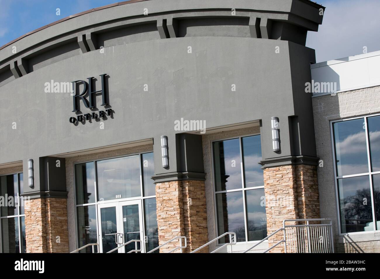 Ein Logo außerhalb eines RH-Verkaufsstandorts (Restoration Hardware) in Lutherville-Timonium, Maryland am 26. März 2020. Stockfoto