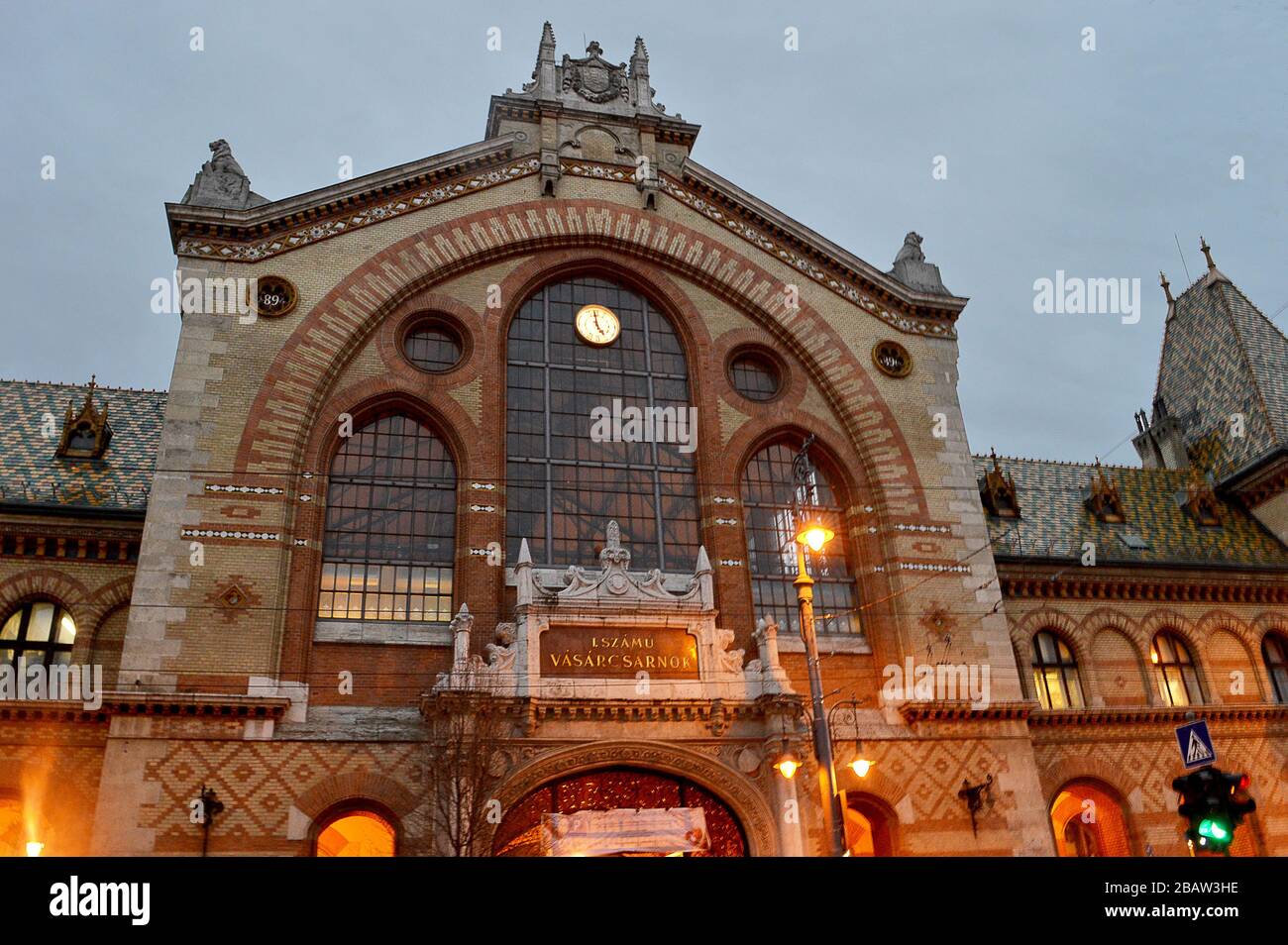 BUKAREST, 10 FERUARY 2020: Eintritt in die große Markthalle oder den Zentralmarkt (Nagycsarnok), erbaut im Jahr 1897, beleuchtet an einem Winterabend. Stockfoto