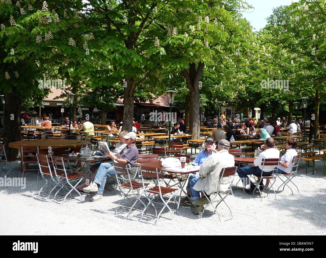'Aumeister Beergarden, im Norden Münchens; zugeschnitten aus: Datei:Aumeister 15.5.08 1.JPG; Benutzer:Bertaklerta, zugeschnitten von Benutzer:H-stt; ' Stockfoto