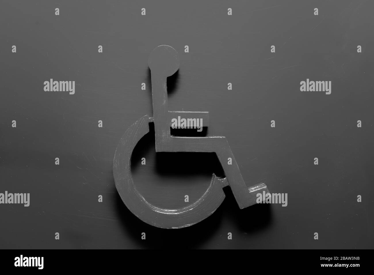 Behindertensymbol in Schwarz auf schwarzem Hintergrund stilvolles, einfaches Logo-Design mit Textbereich Stockfoto