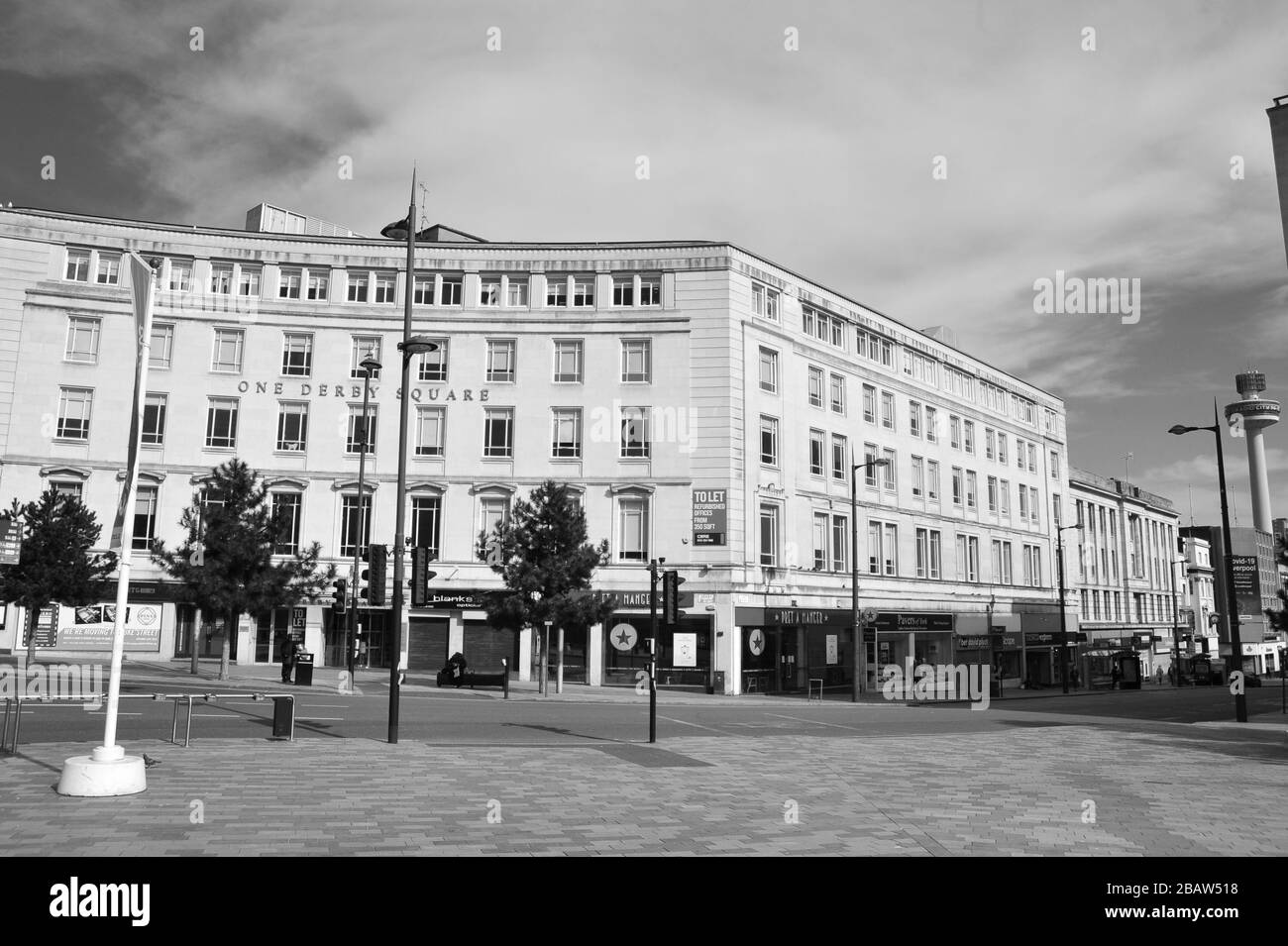 Derby Park in Bootle Liverpool ist fast verlassen und der Spielbereich der Kinder geschlossen. Die Leute halten sich wegen COVID-19 im Supermarkt auf Distanz. Stockfoto