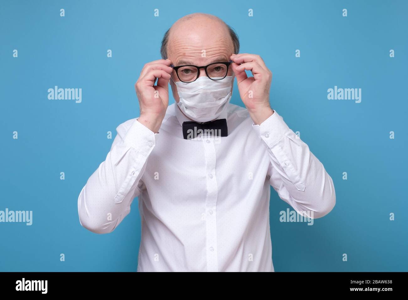 Ernsthafter Mann in spezieller Sanitäter-Maske beim Blick auf die Kamera. Stockfoto