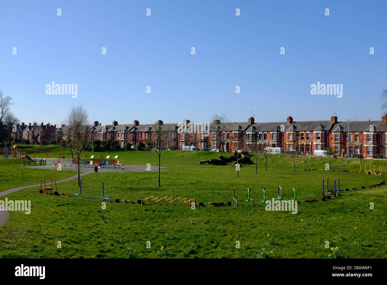 Derby Park in Bootle Liverpool ist fast verlassen und der Spielbereich der Kinder geschlossen. Die Leute halten sich wegen COVID-19 im Supermarkt auf Distanz. Stockfoto