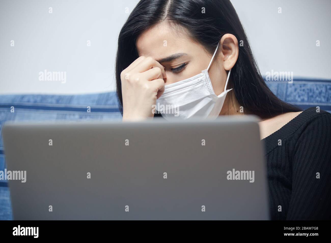 Coronavirus Ausbruch: Eine Frau, die Nachrichten/Updates über Coronavirus liest und Angst/Depression bekommt. Isolierung gegen Coronavirus. Stockfoto