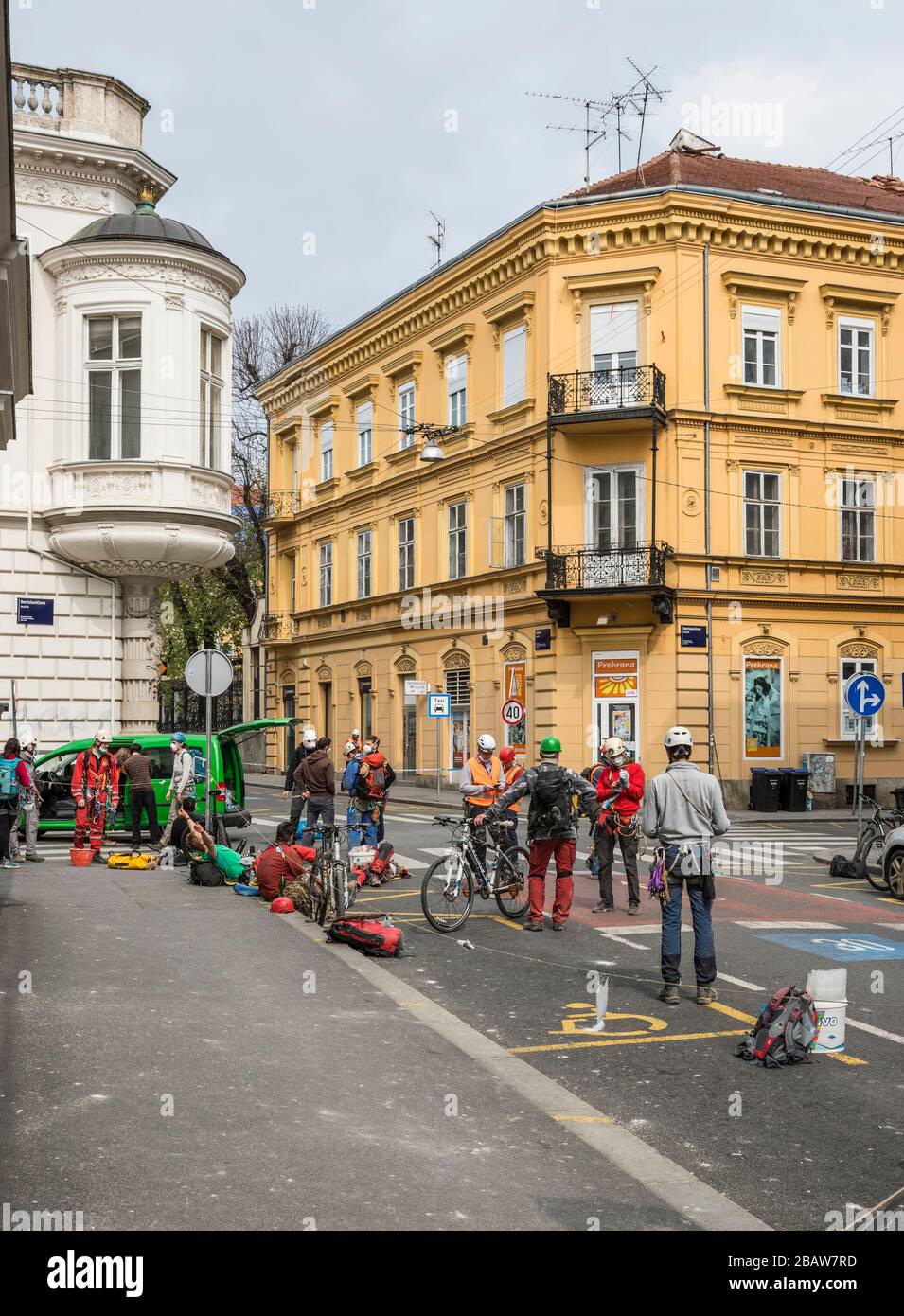Zagreb, Gajeva Straße, Freiwillige, die auf der Straße ruhen, nachdem sie beschädigte Dächer gereinigt haben Stockfoto
