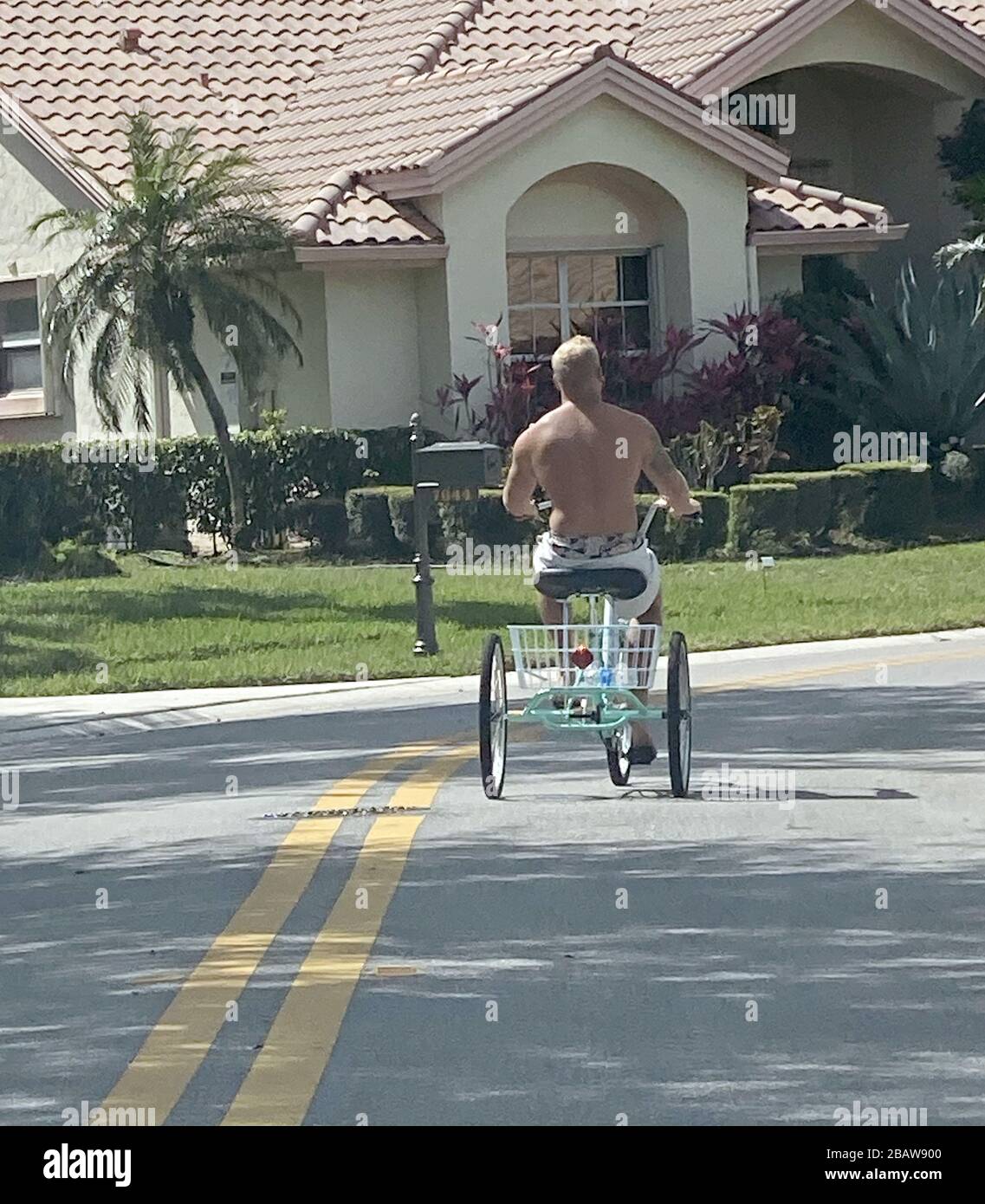 Boynton Beach, Vereinigte Staaten. März 2020. Ein Einwohner macht eine Fahrradtour, während die Temperaturen am Sonntag, 29. März 2020 in Boynton Beach, Florida, in die hohen 80-er Jahre steigen. Der General des Chirurgen in Florida hat am Samstag, 28. März, eine öffentliche Dienstwarnung ausgegeben. 2020, dass alle Einwohner 65 Jahre alt oder unter medizinischen Bedingungen zu Hause bleiben sollten, egal wie alt sie sind.das verbringen von Zeit mit der Familie zu Hause und das halten einer sozialen Distanz zu Freunden wird im Kampf gegen den Coronavirus Ausbruch helfen. Foto von Gary I Rothstein/UPI Credit: UPI/Alamy Live News Stockfoto