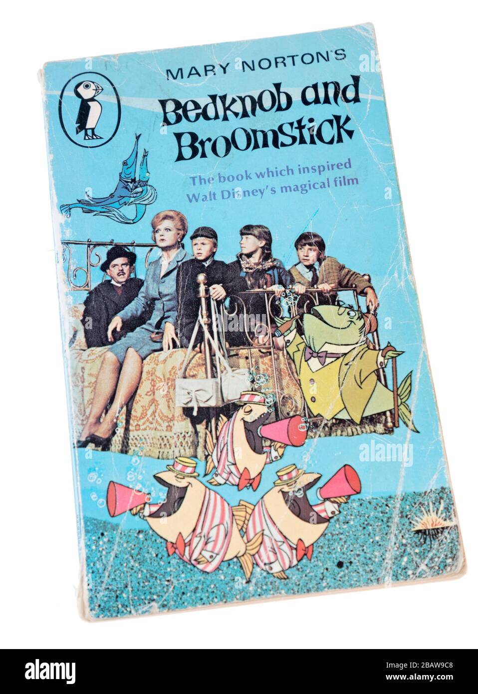 Bedchnob und Broomstick Taschenbuch von Mary Norton erstmals 1945 veröffentlicht, pugblished von Puffin 1970, mit Disney-Filmfiguren auf dem Cover Stockfoto