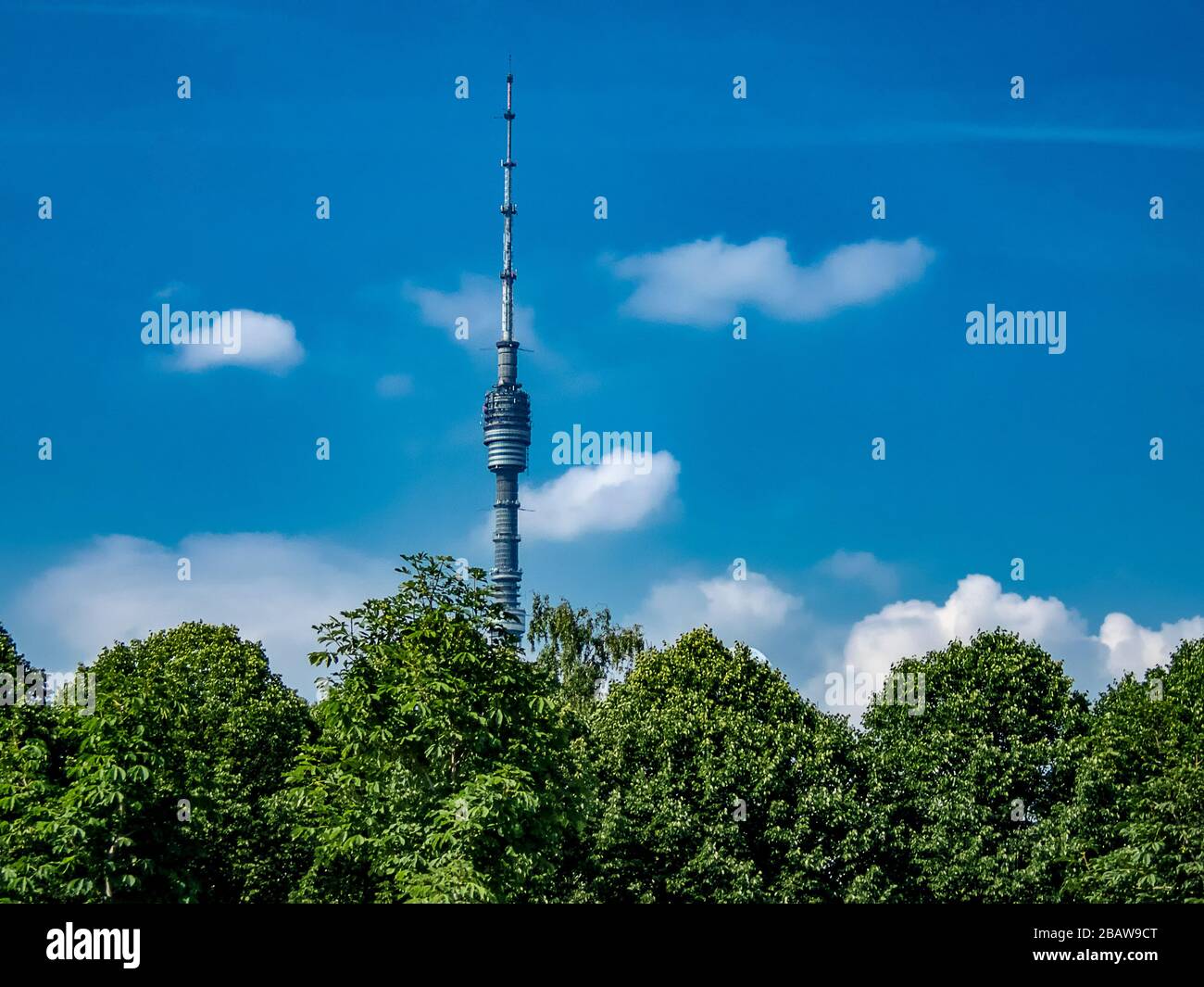 Der Ostankino-Turm ist ein Fernseh- und Radiosender in Moskau, Russland Stockfoto