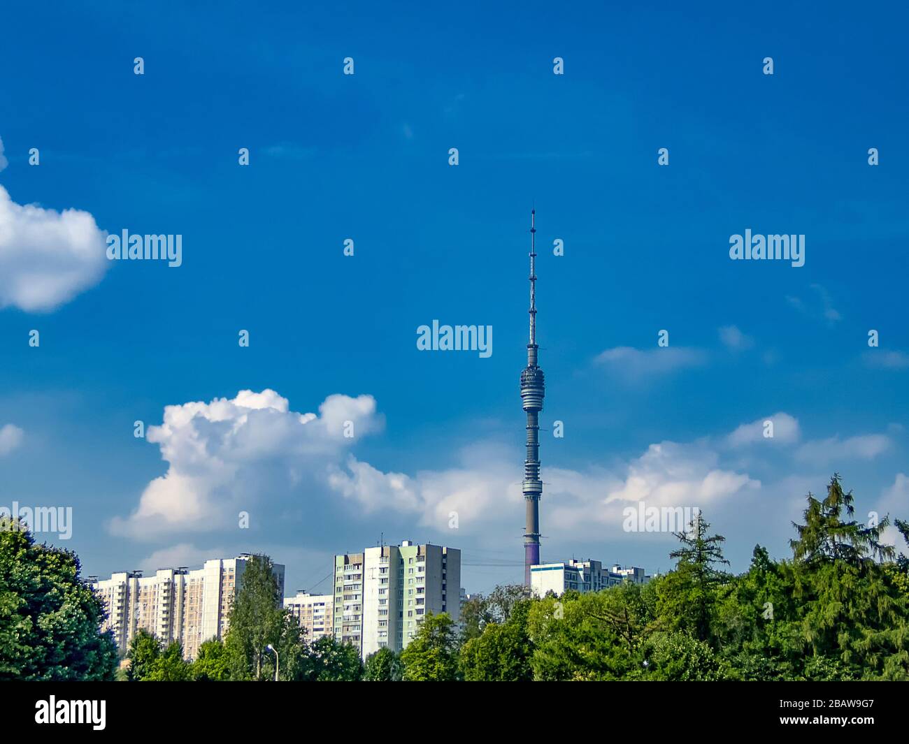 Der Ostankino-Turm ist ein Fernseh- und Radiosender in Moskau, Russland Stockfoto