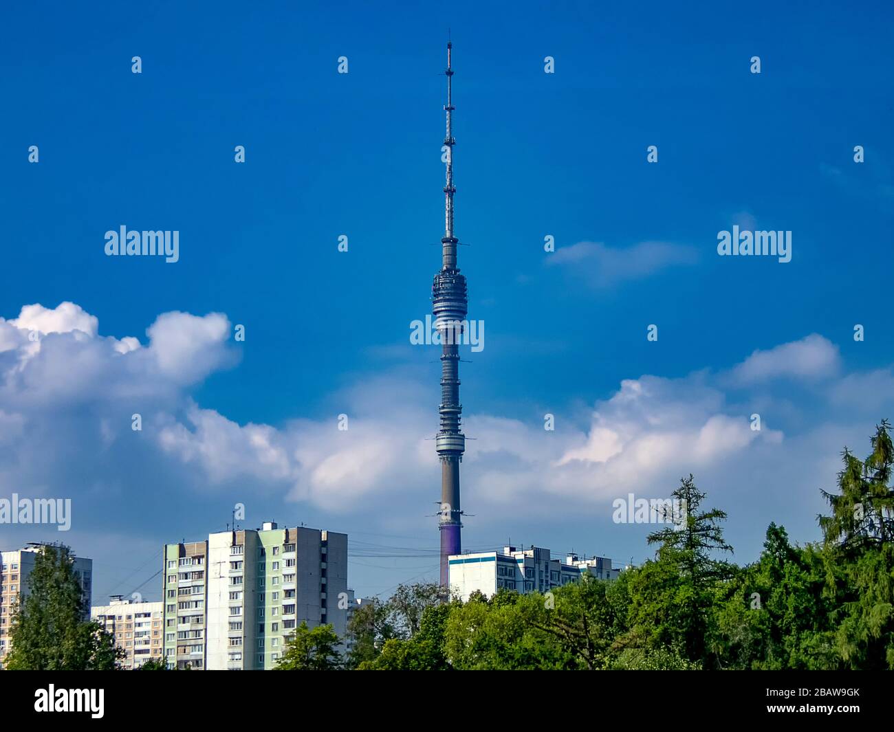 Der Ostankino-Turm ist ein Fernseh- und Radiosender in Moskau, Russland Stockfoto