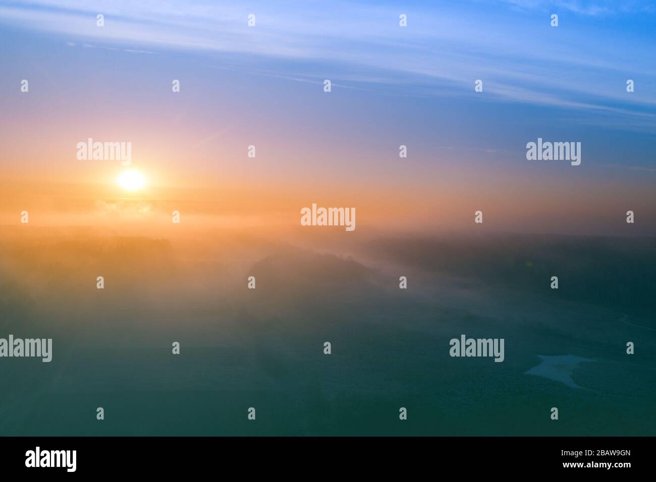 Früher nebliger Morgen. Sonnenaufgang auf dem Land. Ländliche Landschaft im Frühjahr. Luftansicht Stockfoto