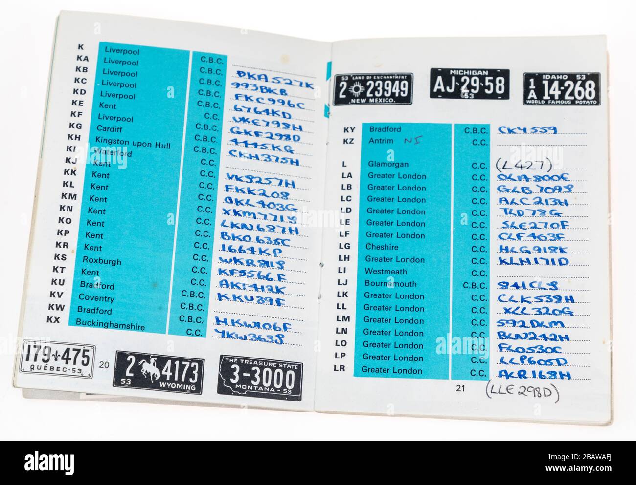 Das 1972 erschienene Buch "I-Spy Car Numbers" mit den ausgefüllten Seiten der Nummernschilder Stockfoto