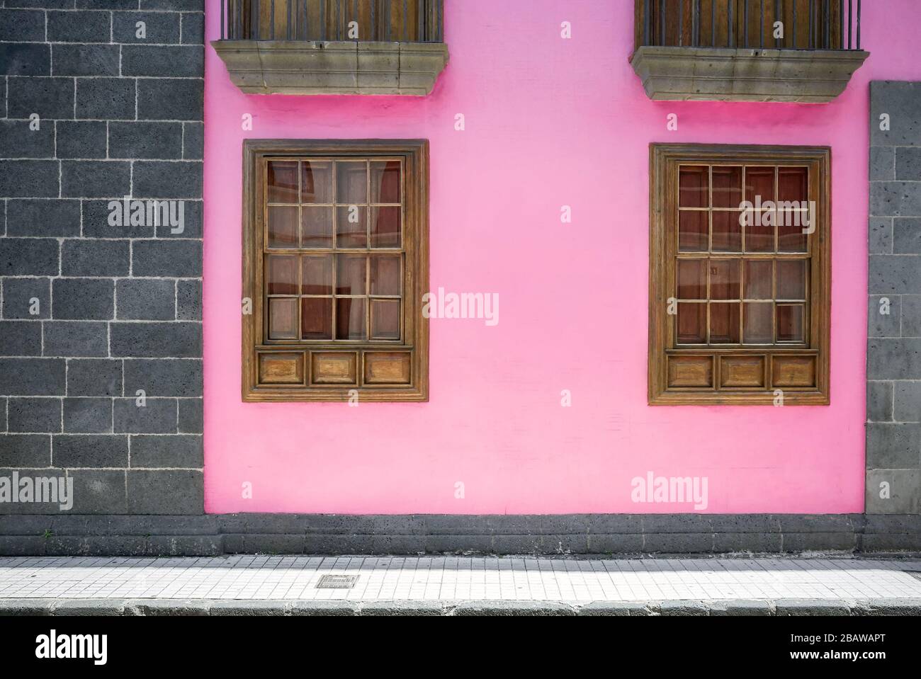 Pink bemalte Gebäudewand in Steinrahmen, auf Tenera, Spanien. Stockfoto Pink bemalte Gebäudewand in Steinrahmen, auf Tenera, Spanien. Stockfoto