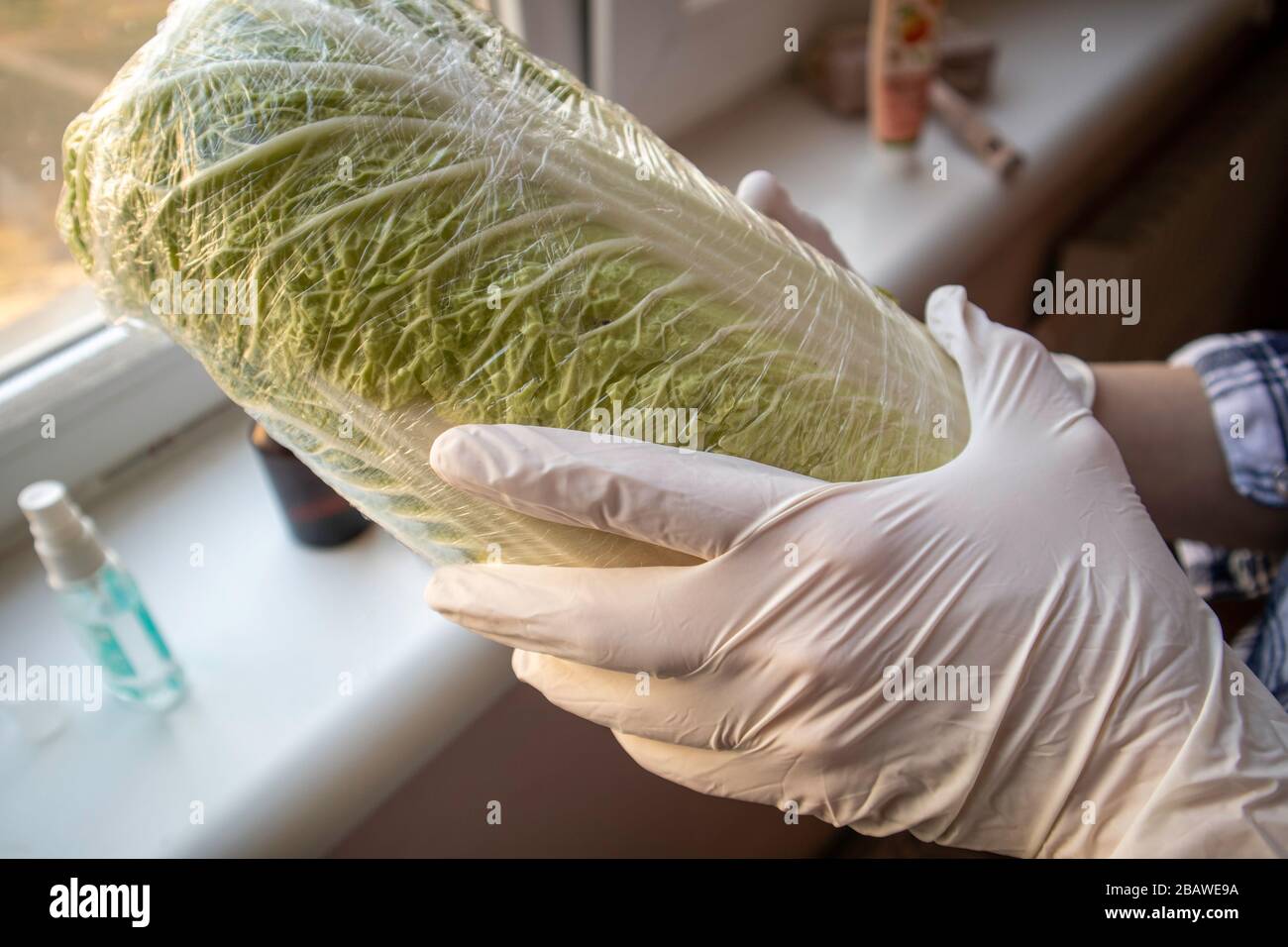 Mittel zum Schutz vor Virusinfektion. Lebensmitteldesinfektion. Stockfoto