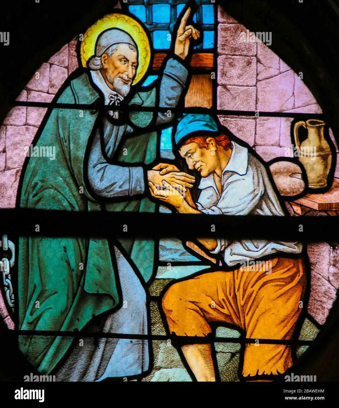 Paris, Frankreich - 10. Februar 2019: Glasmalerei in der Kirche Saint Severin, Latin Quarter, Paris, Frankreich, mit Darstellung des heiligen Vinzenz von Paul Visitin Stockfoto