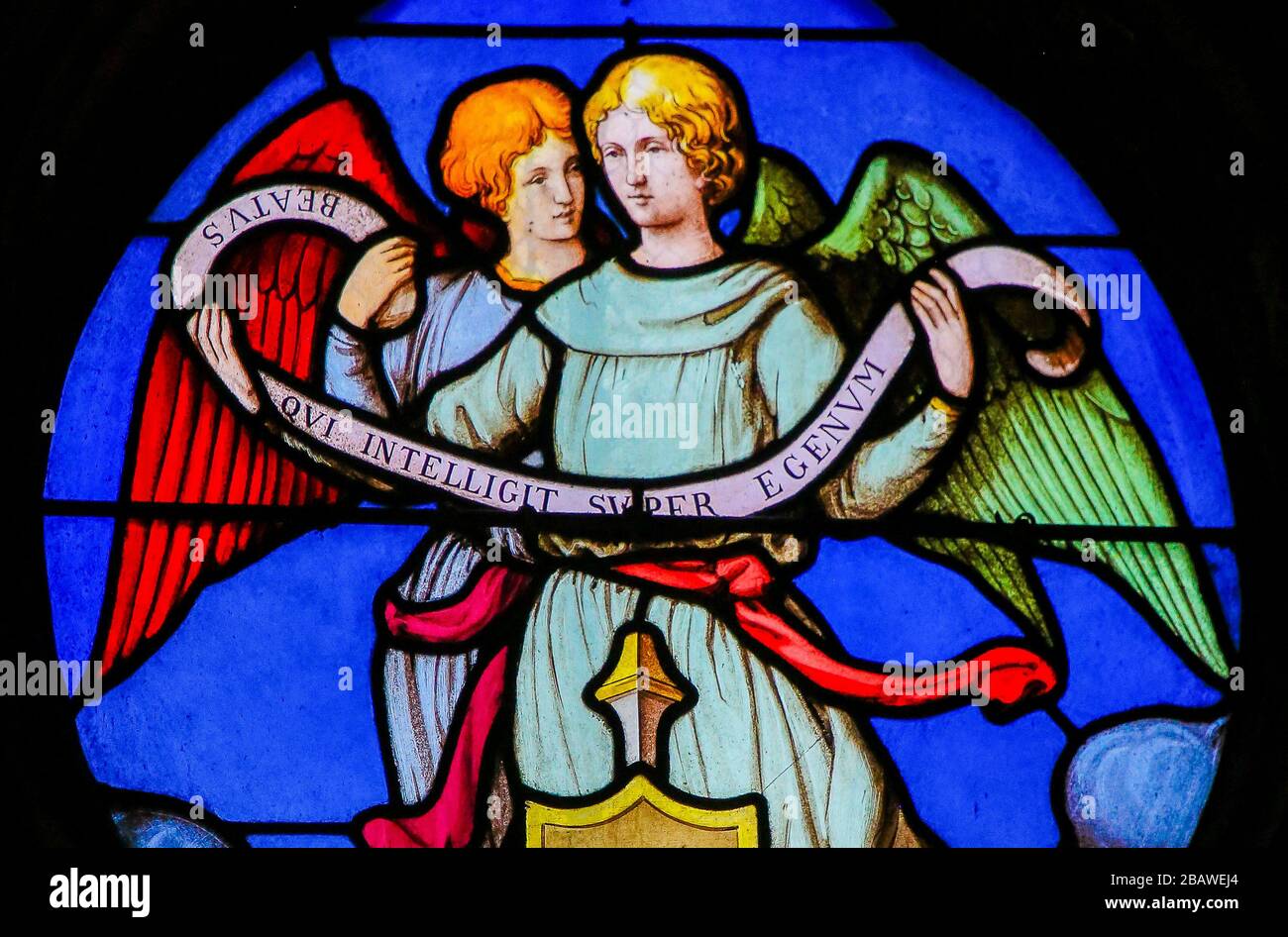 Paris, Frankreich - 10. Februar 2019: Glasmalerei in der Kirche Saint Severin, Latin Quarter, Paris, Frankreich, mit der Darstellung von Engeln Stockfoto