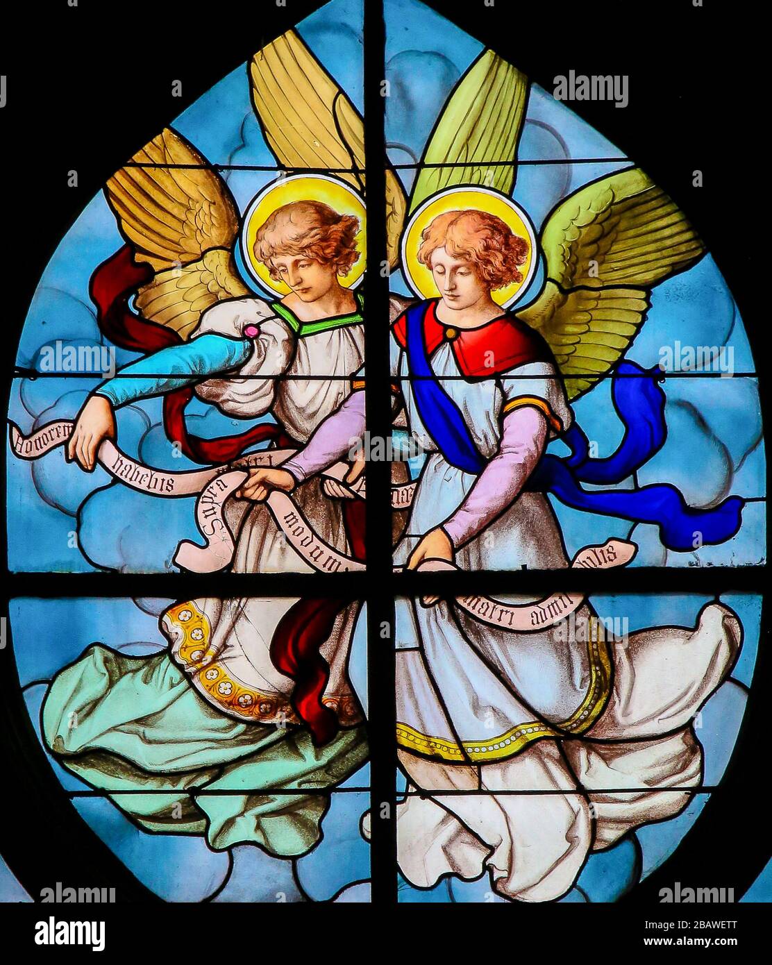 Paris, Frankreich - 10. Februar 2019: Glasmalerei in der Kirche Saint Severin, Latin Quarter, Paris, Frankreich, mit der Darstellung von Engeln Stockfoto