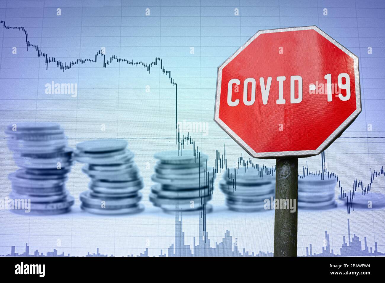COVID-19-Zeichen auf dem wirtschaftlichen Hintergrund - Diagramm und Münzen. Finanzunfall in der Weltwirtschaft wegen Coronavirus. Weltwirtschaftskrise, Rezession. Stockfoto