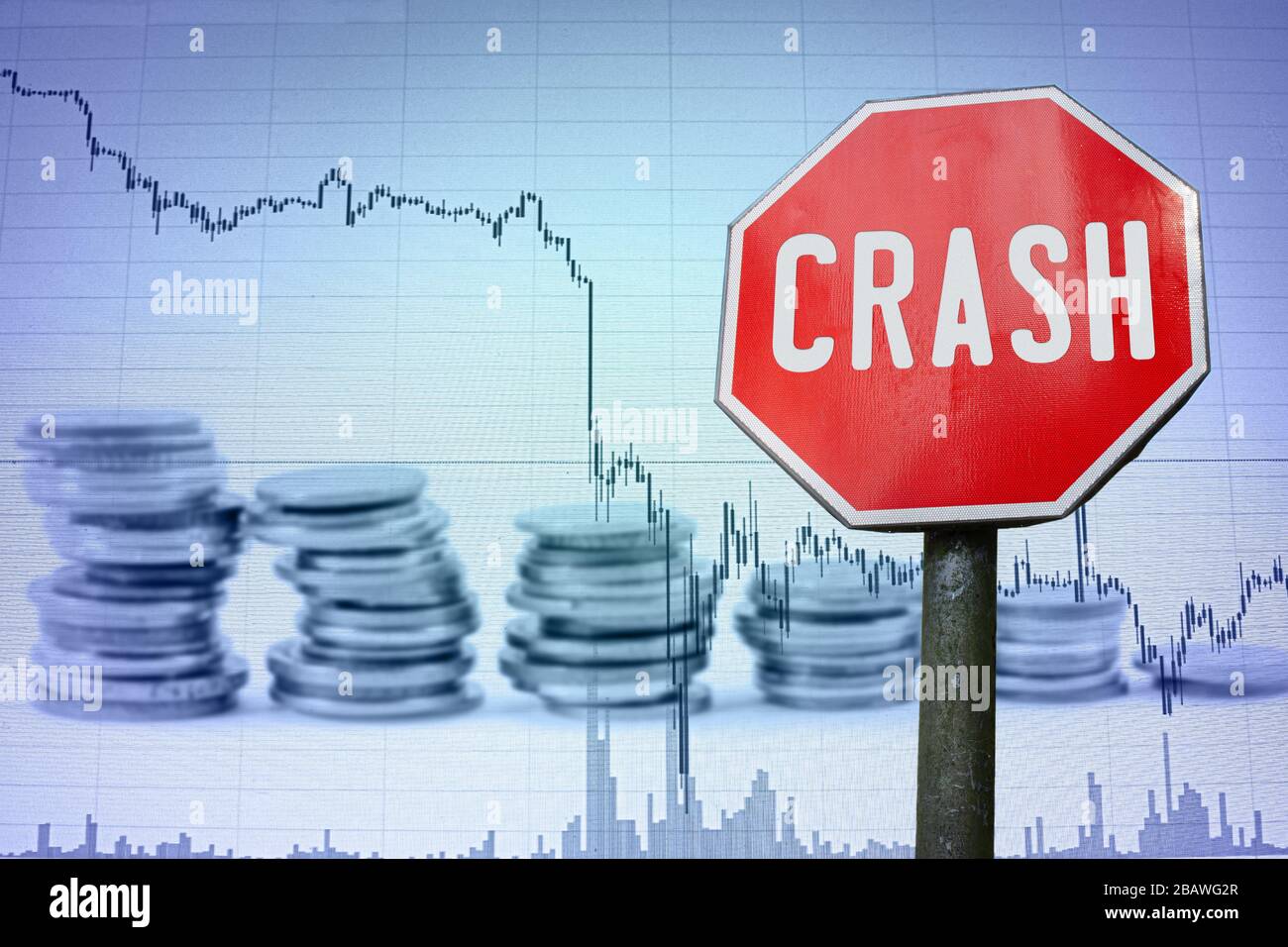 Crash-Zeichen auf dem wirtschaftlichen Hintergrund - Diagramm und Münzen. Finanzunfall in der Weltwirtschaft wegen Coronavirus. Weltwirtschaftskrise, Rezession. Stockfoto