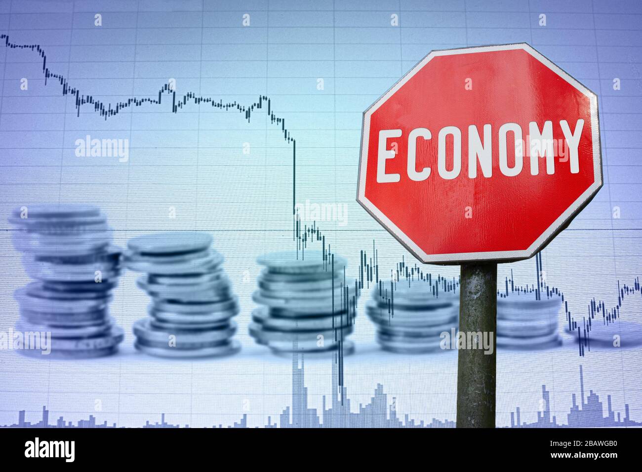 Die Wirtschaft ist auf dem wirtschaftlichen Hintergrund zu sehen - Grafik und Münzen. Finanzunfall in der Weltwirtschaft wegen Coronavirus. Weltwirtschaftskrise, Rezession. Stockfoto
