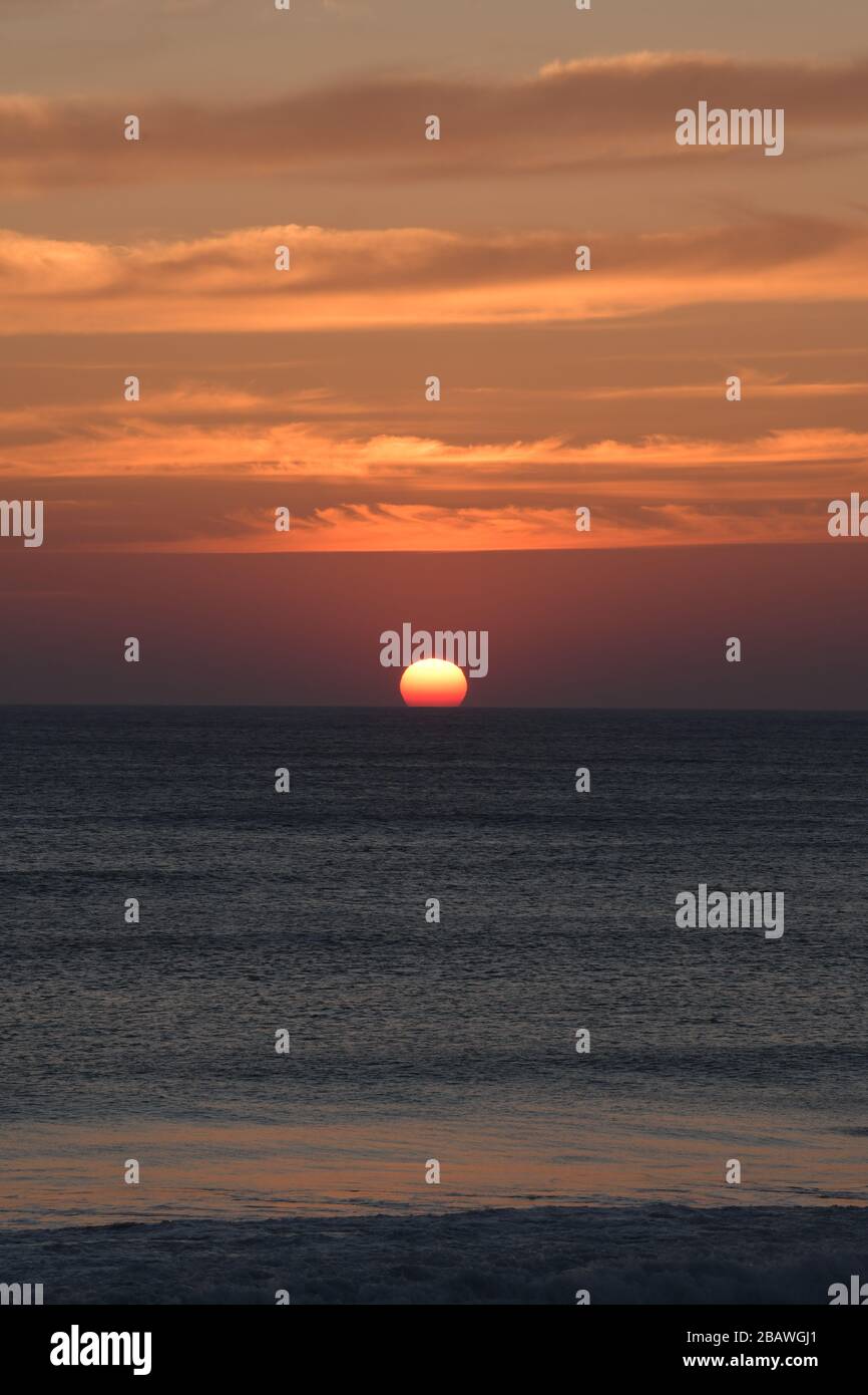 Perfekter Sonnenuntergang über dem Meer mit Wolken, St Ouen, Jersey, Channle Islands. Speicherplatz kopieren. Stockfoto