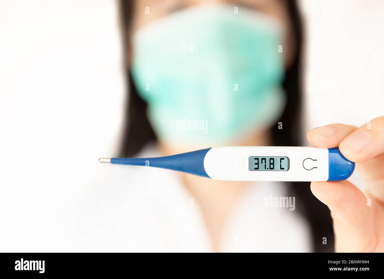Eine Krankenschwester für Frauen, die Thermometer hält. Medizinisches Konzept des Ausbruchs des Corona-Virus. Stockfoto