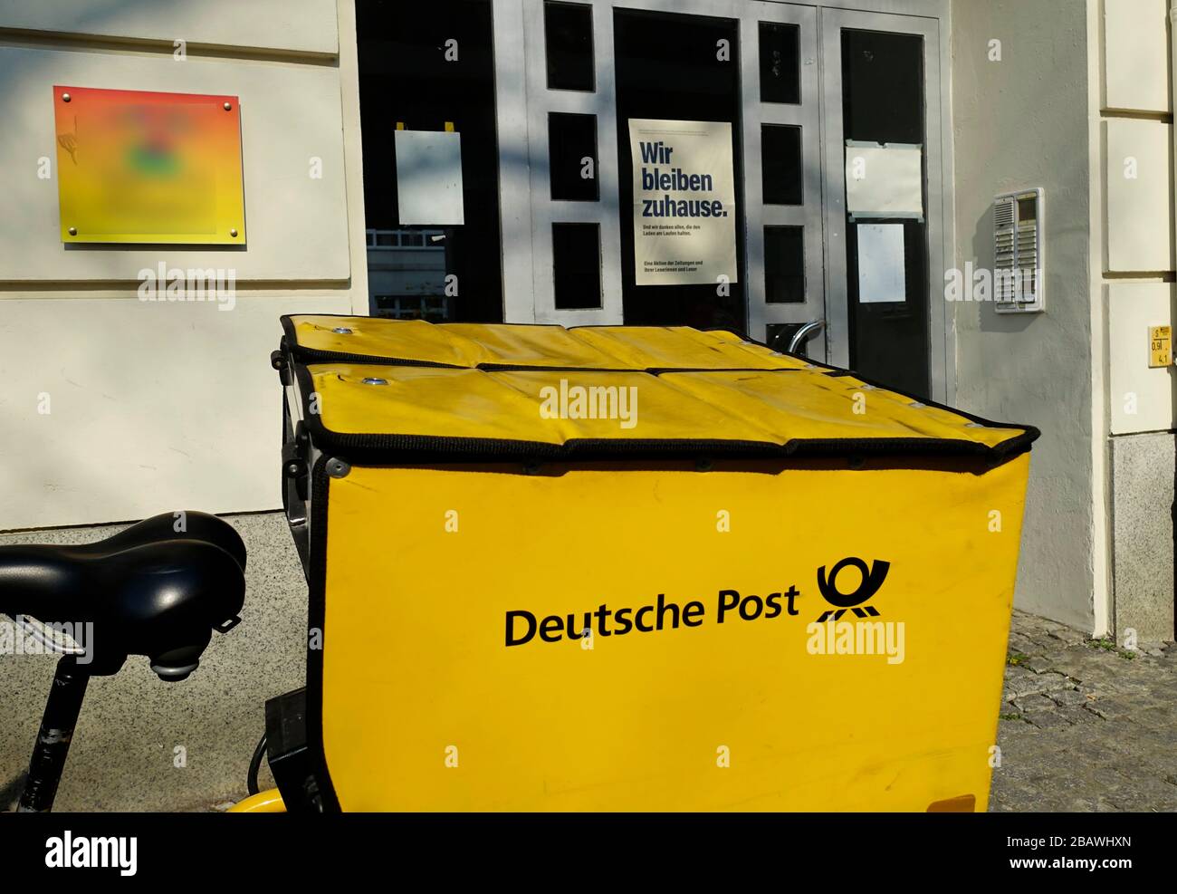 Postbote der Deutschen Post Stockfoto