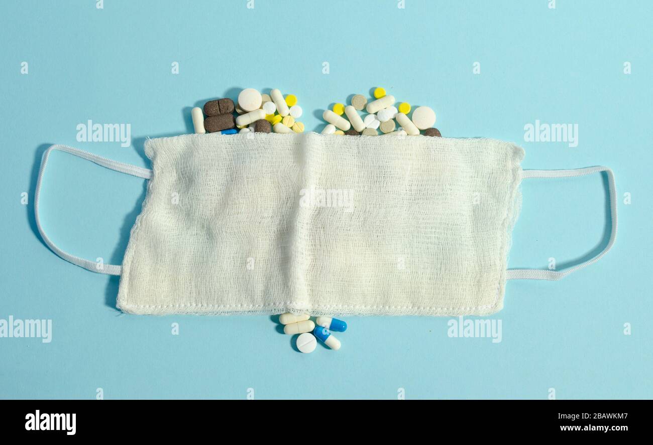 Pillen, die in Herzform auf blauem Hintergrund liegen. Verschiedene Pillen zusammen. Stockfoto