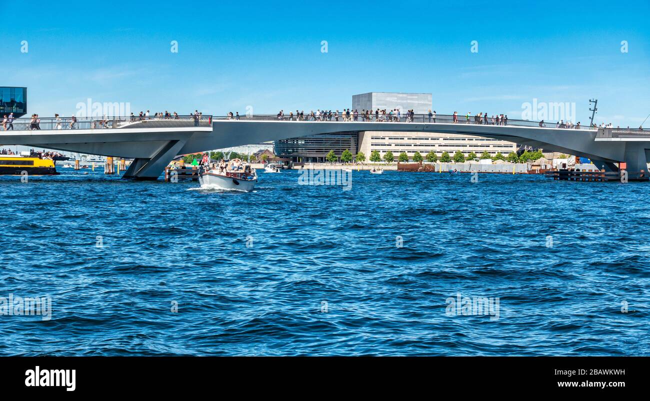 Fußgängerbrücke Inderhavnsbroen die Inderhavnen Fußgänger-anc-Radbrücke führt von Nyhavn nach Nordatlantens Bryggge in Kopenhagen Dänemark Stockfoto
