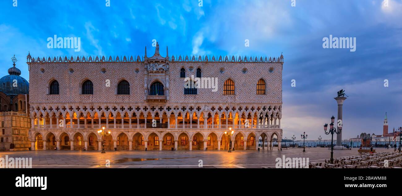 Blick auf den Dogenpalast, Symbol für Venedig und die Säule des Löwen am Markusplatz San Marco entlang des Canal Grande, Italien bei Sonnenaufgang Stockfoto
