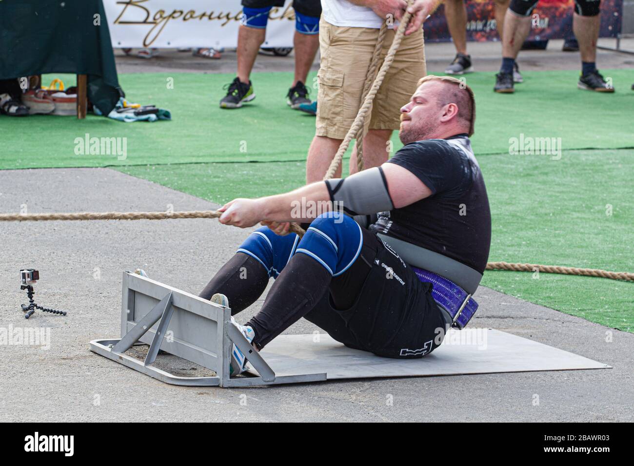 Melitopol, Ukraine, Datum 27. Mai 2017, Athlete zieht den Lastwagen am Seil, 2. Meisterschaft der Ukraine im Machtextrem Stockfoto