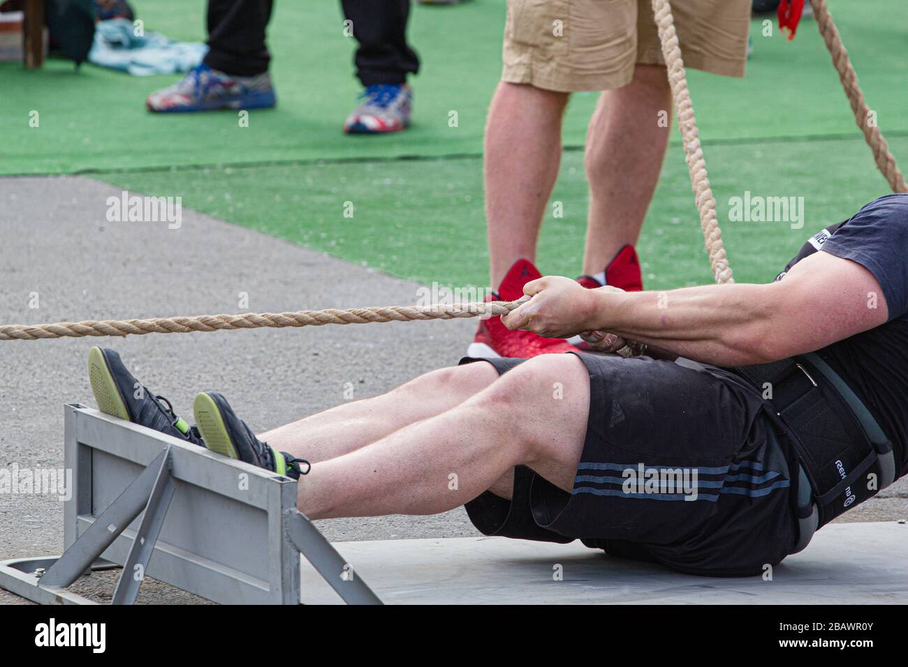 Melitopol, Ukraine, Datum 27. Mai 2017, Athlete zieht den Lastwagen am Seil, 2. Meisterschaft der Ukraine im Machtextrem Stockfoto