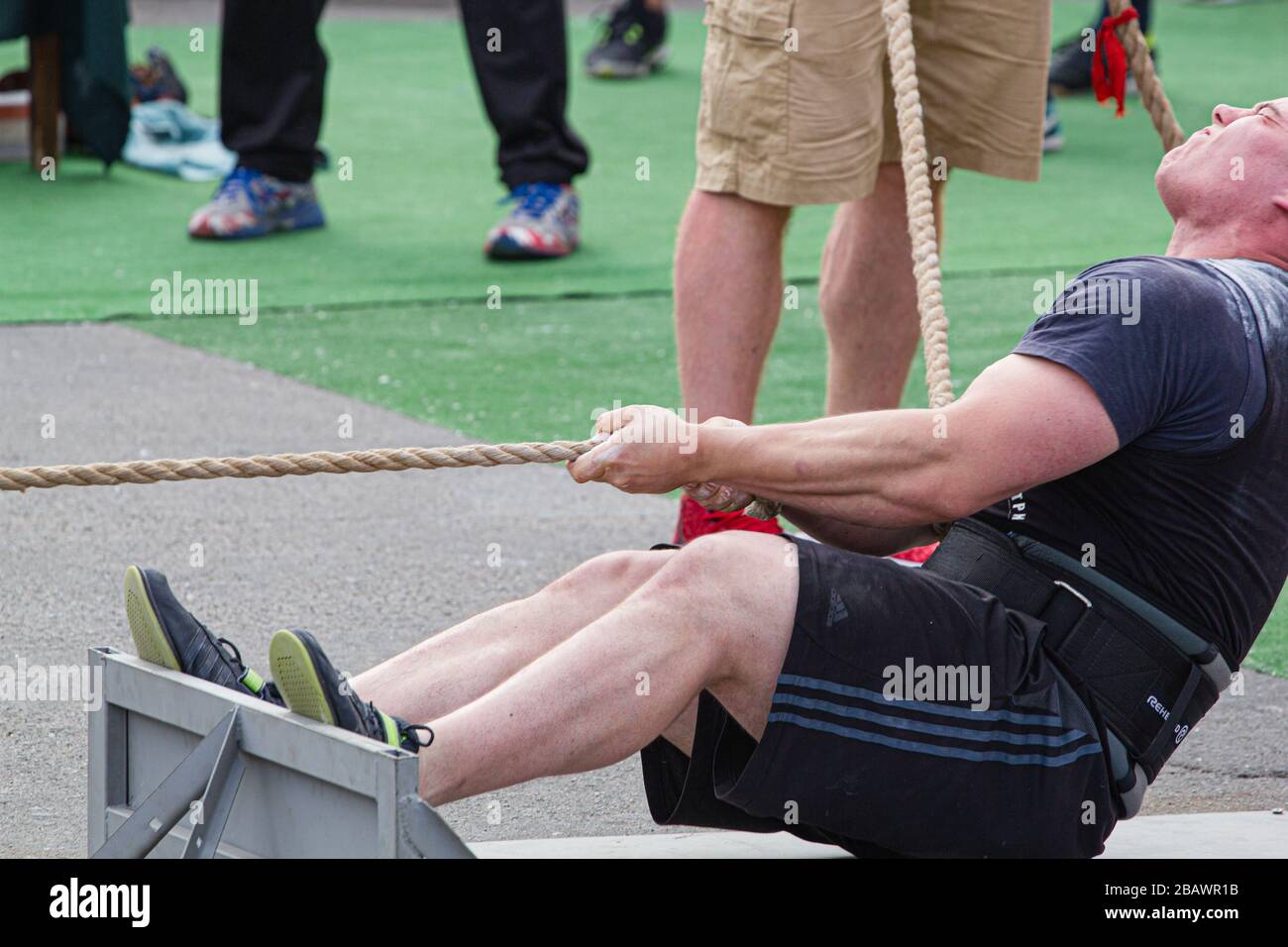 Melitopol, Ukraine, Datum 27. Mai 2017, Athlete zieht den Lastwagen am Seil, 2. Meisterschaft der Ukraine im Machtextrem Stockfoto