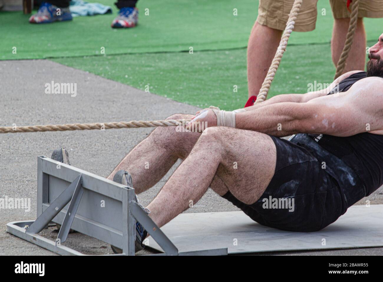 Melitopol, Ukraine, Datum 27. Mai 2017, Athlete zieht den Lastwagen am Seil, 2. Meisterschaft der Ukraine im Machtextrem Stockfoto